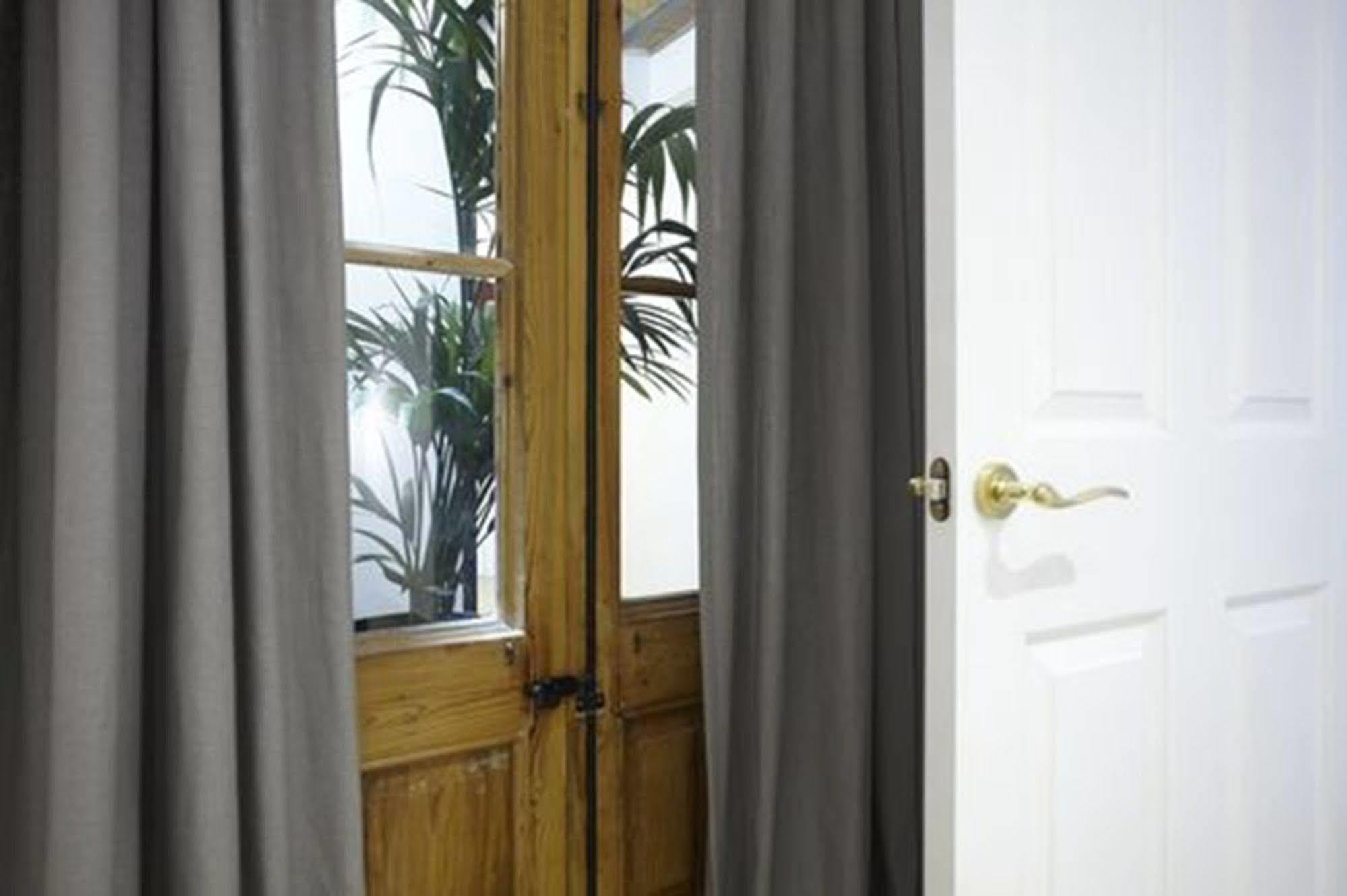 L'Escudellers By The Streets Apartment Barcelona Luaran gambar